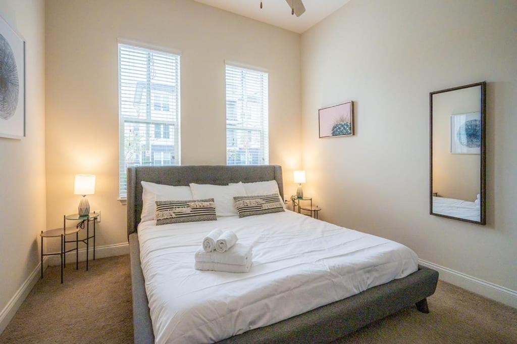 Laid Back 1Br W Comfy Living Room And Bar Charlotte Luaran gambar